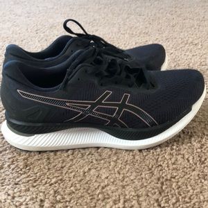 ASICS size 9 running shoe